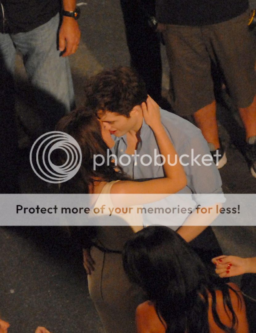 194828_Robert_Pattinson_e_Kristen_Stewart__59_g.jpg picture by Thinkingofrobsite